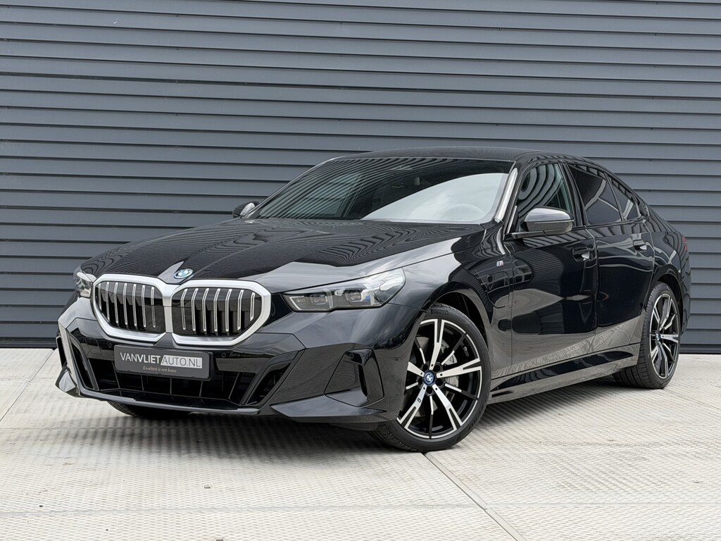 BMW 5-Serie 550e xDrive M SPORT | Achteras besturing | Leder | Trekhaak | Dode hoek