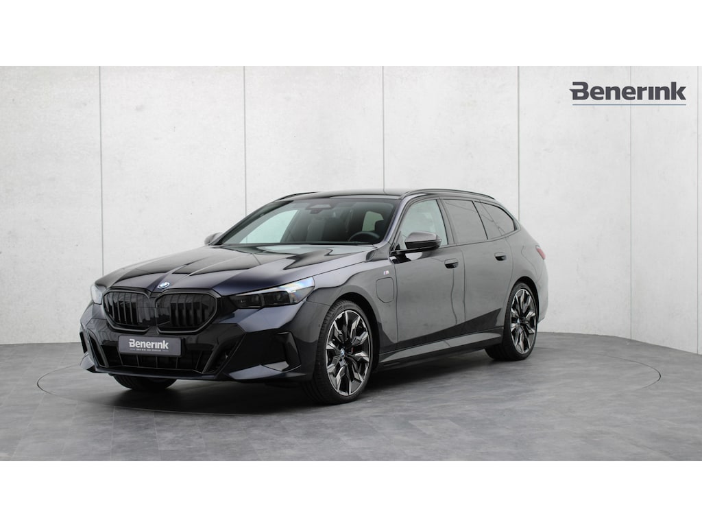 BMW 5-Serie Touring 530e xDrive M-Sport Pro | Stoelventilatie | Bowers & Wilkins | M Carbon exterieur | Onderstel Professional | Head-up | Panoramadak | Trekhaak