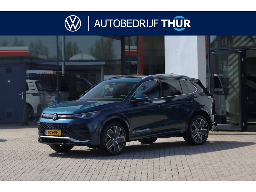 Volkswagen Tiguan 1.5 eHybrid R-Line Edition 204PK/150KW, LED Matrix IQ.Light, rondomzichtcamera (area view), Apple Carplay & Android Auto, elektr. bedienbaar panoramadak, voorstoelen verwarm- en ventileerbaar met massagefunctie, achteruitrijcamera, elektr. uitklapbare trekhaak met aanhanger manoeuvreerfunctie (Trailer Assist), full map navigatie, 3-zone Climatronic, head-up display, Keyless Entry & Start, high end audio installatie, elektrisch bedienbare achterklep met sensorsturing, dodehoekdetectie (Side Assist), file assistent, dynamische grootlichtassistent, autonome parkeerfunctie (Park Assist), volledig digitaal instrumentenpaneel (Digital Cockpit Pro), 20'' LMV 'York'