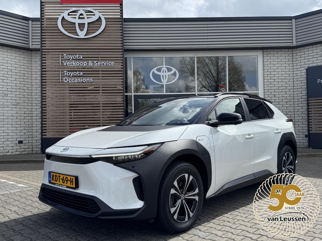 Toyota BZ4X DYNAMIC 71KWH BI-TONE PANO-DAK STOEL/STUURVERW BLIND-SPOT 360° CAMERA EL-ACHTERKLEP WARMTEPOMP
