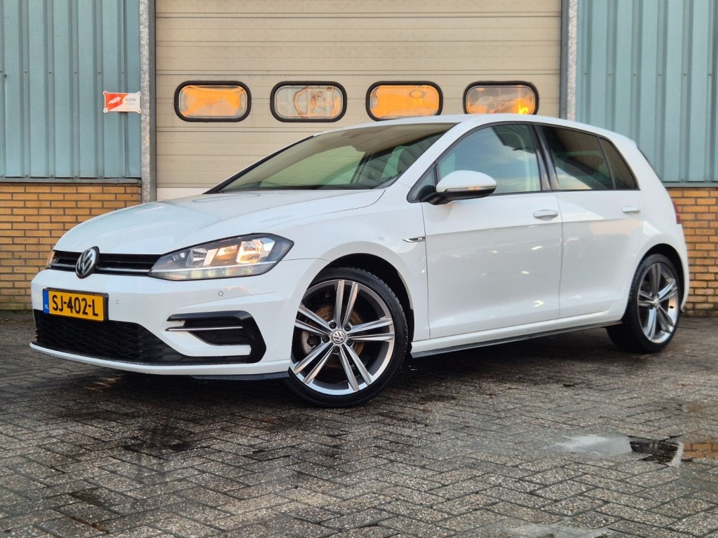 Volkswagen Golf 1.0 TSI Business R Line