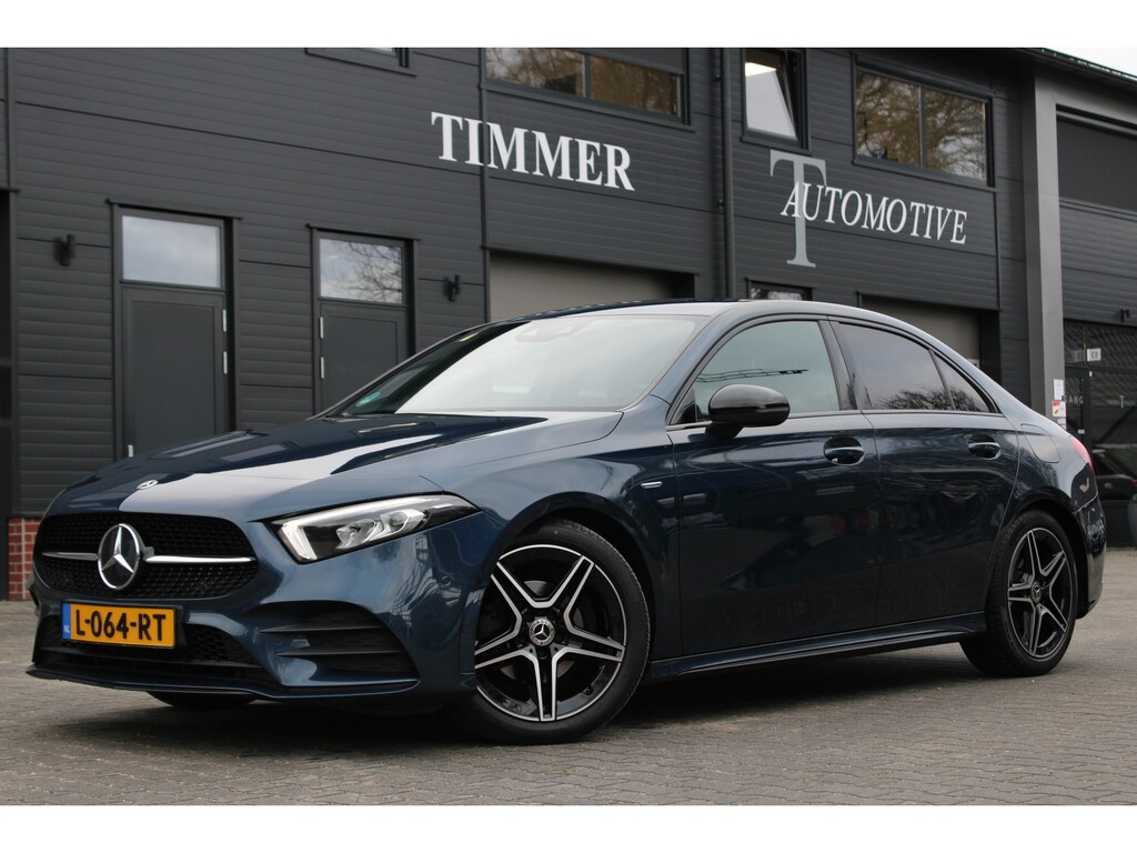 Mercedes-Benz A-klasse 180 Business Solution + AMG + Night Edition + Sfeerverlichting + Achteruitrij camera Hooglans shadowline delen + Apple / Android Carplay + Getint glas + 18 inch+ Xenon