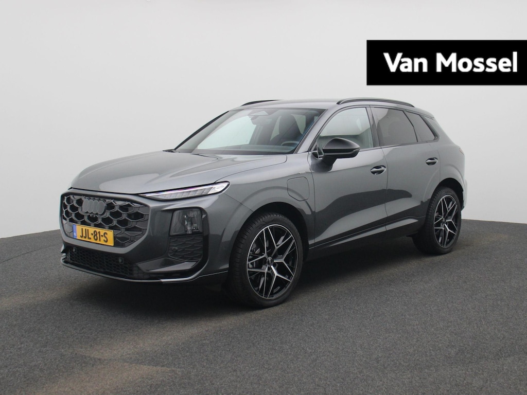 Audi Q3 1.5 e-hybrid S edition l Demo l Adaptive cruise control l Achteruitrijcamera l Navigatie l Verwarmbare voorstoelen l Dodehoekdetectie l Matrix LED koplampen l Comfortsleutel l Alarm Klasse III l Privacy glas l 20" lichtmetalen wielen