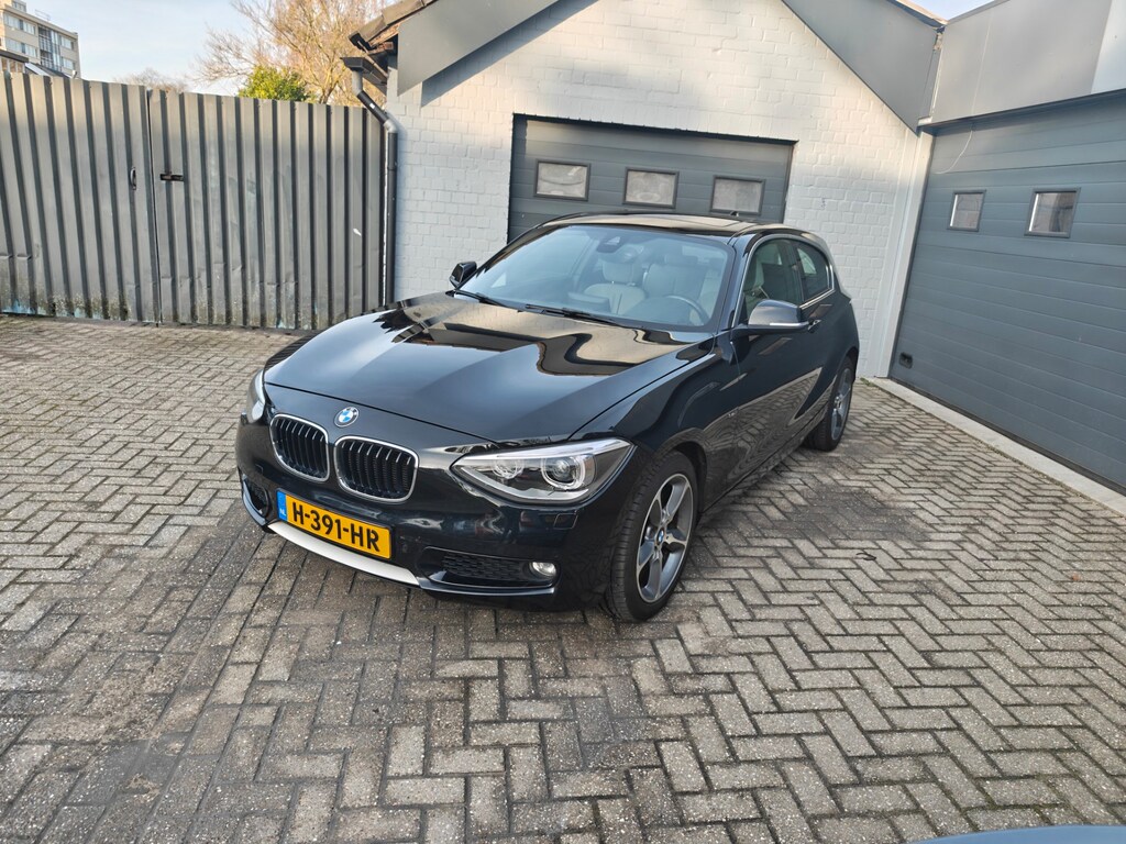 BMW 1-Serie 118i Executive,Parking system,Cruise control,Navi,Climate control,Schuifkantel dak