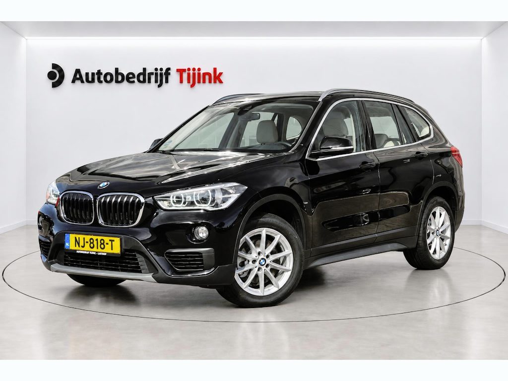 BMW X1 sDrive20i Centennial High Executive | Automaat | Trekhaak | Navi | Stoelverwarming | HUD | Parkeersensoren | Leder |