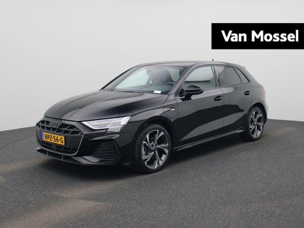 Audi A3 Sportback 40 TFSI e S edition l Cruise control l Head-up display l Airco l Navigatie l Apple Carplay / Android Auto l Parkeersensoren l SONOS Premium 3D l Stoelverwarming l Lichtmetalen wielen