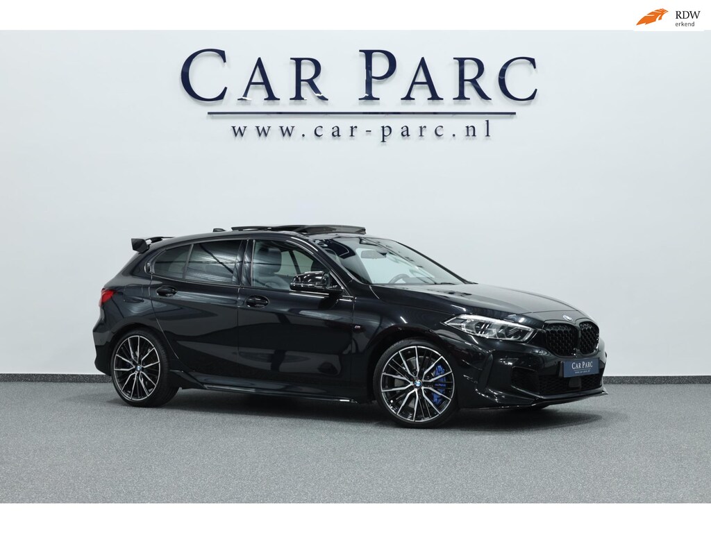 BMW 1-Serie M135i xDrive 306+PK M-PERFORMANCE/LED/VIRTUAL/SFEER/PANO/LEER+S.VERWARMING/CAM/LMV/ACC/ECC/12 MND GARANTIE!