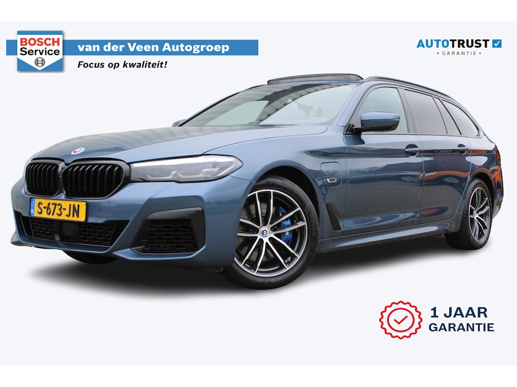 BMW 5-Serie Touring 530e xDrive M-sport | Incl. 12 maanden garantie | Assisted driving | Uitklapbare trekhaak | 360° camera | Apple carplay/Android auto | Stoelverwarming voor + achter | Memory zetel | Harman/Kardon audio |