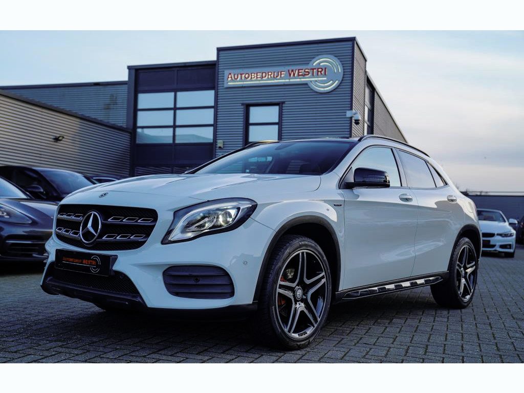 Mercedes-Benz GLA 200 Premium Plus AMG Pakket | Panorama | Automaat | F1 flippers | Airco | Leder/Alcantara | 100% onderhou