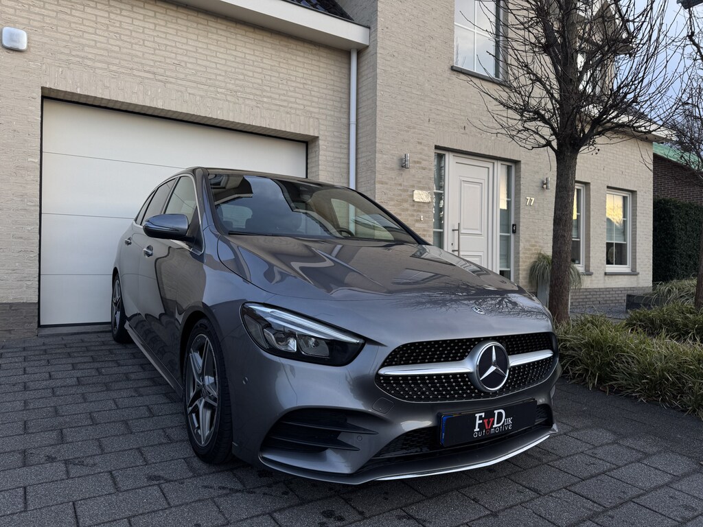 Mercedes-Benz B-klasse 180 AMG Aut Panoramadak Widescreen SfeerVerlichting SportLeder Led Camera 18" Trekhaak Pdc
