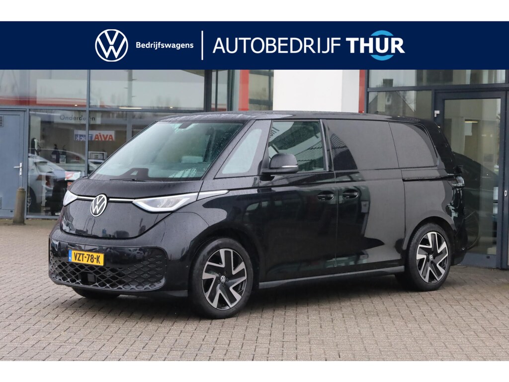 Volkswagen ID. Buzz Cargo 77 kWh SOH 96,56% | 204PK / 155kW, Wegklapbare trekhaak, LED Matrix (IQ.Lights), schuifdeuren links & rechts, multimedia pakket plus (navigatie, DAB+, draadloze telefoonlader), verwarmbaar multifunctioneel lederen stuurwiel, verwarmbare voorstoelen, verwarmbare voorruit, laadruimte met laadvloer, park assist, achterdeuren, 20" 'Solna' LMV, armleuningen, assistance pakket plus (achteruitrijcamera (rear view), parkeersensoren voor en achter (pdc)),, 2-zone climatronic, navigatie, alarm, spraakbediening etc.