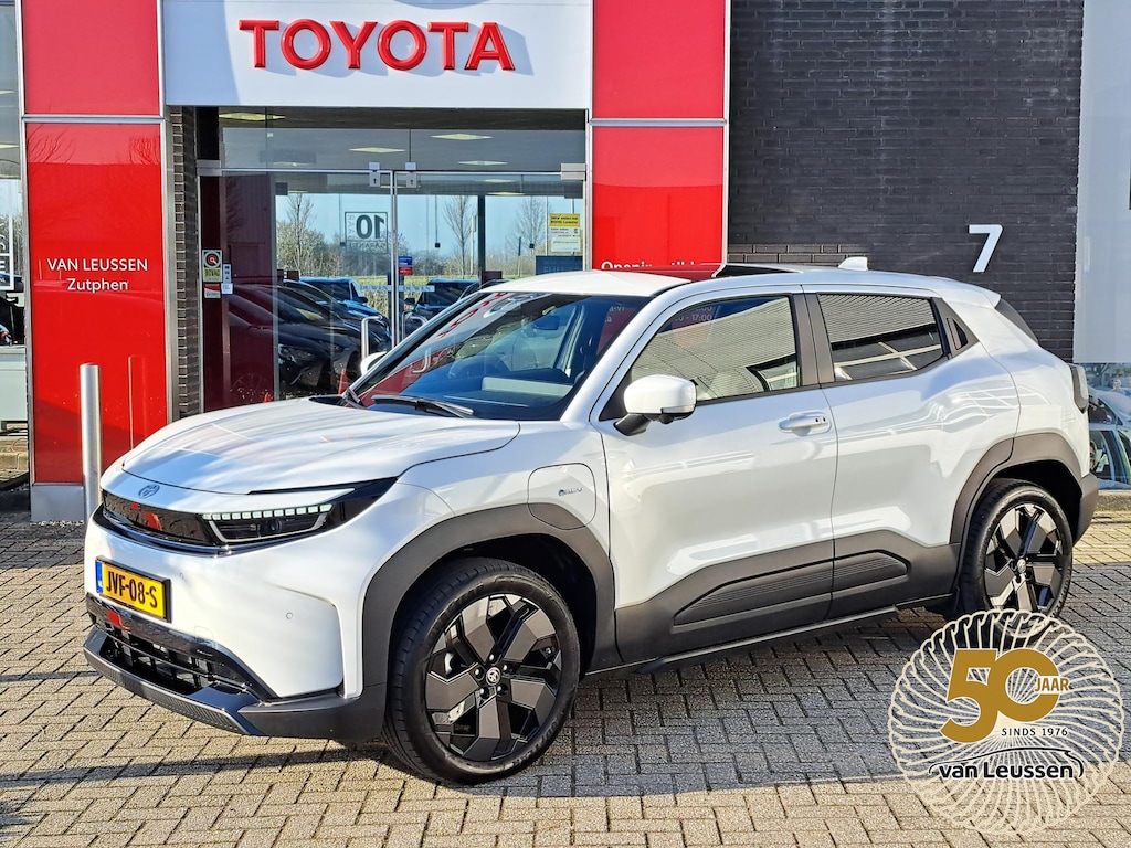Toyota Urban Cruiser EXECUTIVE 61KWH PANODAK JBL-AUDIO 360°CAMERA 19"LM-VELGEN LED-PRISMA STOEL/STUURVERWARMING DIRECT LEVERBAAR!
