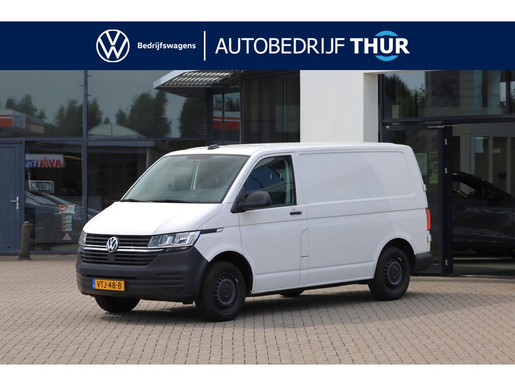 Volkswagen Transporter 2.0 TDI L1H1 26 Comfortline 90PK / 66kW, Executive Plus pakket (Apple Carplay & Android Auto, navigatie discover pro, DAB+), bijrijdersbank, airco, achteruitrijcamera (rear view), achterdeuren zonder ruit, tussenwand, betonplex vloer, zijwand betimmering, trekhaak, elektrisch verstel- en verwarmbare buitenspiegels, regensensor etc.