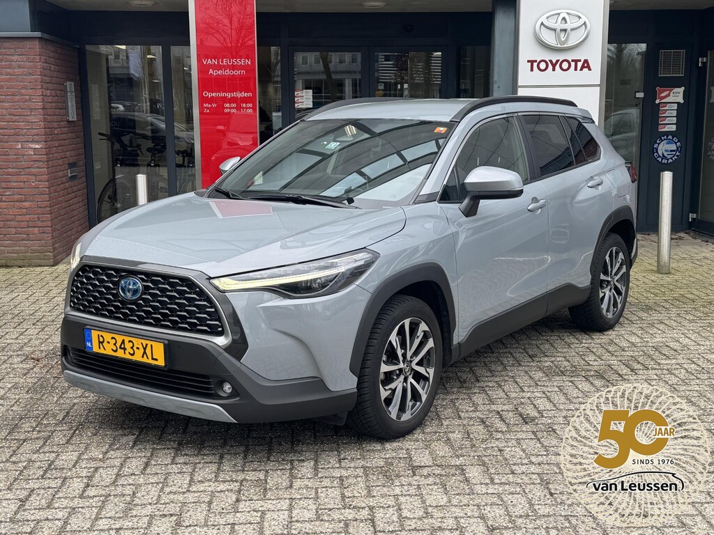 Toyota Corolla Cross 2.0 HYBRID FIRST EDITION BLIND-SPOT ELEK-ACHTERKLEP KEYLESS LM-VELGEN PARK-SENSOREN APPLE/ANDROID STOELVERW DRAADLOOS-LADEN AD-CRUISE BLUETOOOTH DAB+