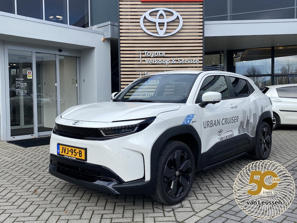 Toyota Urban Cruiser EXECUTIVE 61KWH PANODAK JBL-AUDIO 360°CAMERA 19"LM-VELGEN LED-PRISMA STOEL/STUURVERWARMING DIRECT LEVERBAAR!