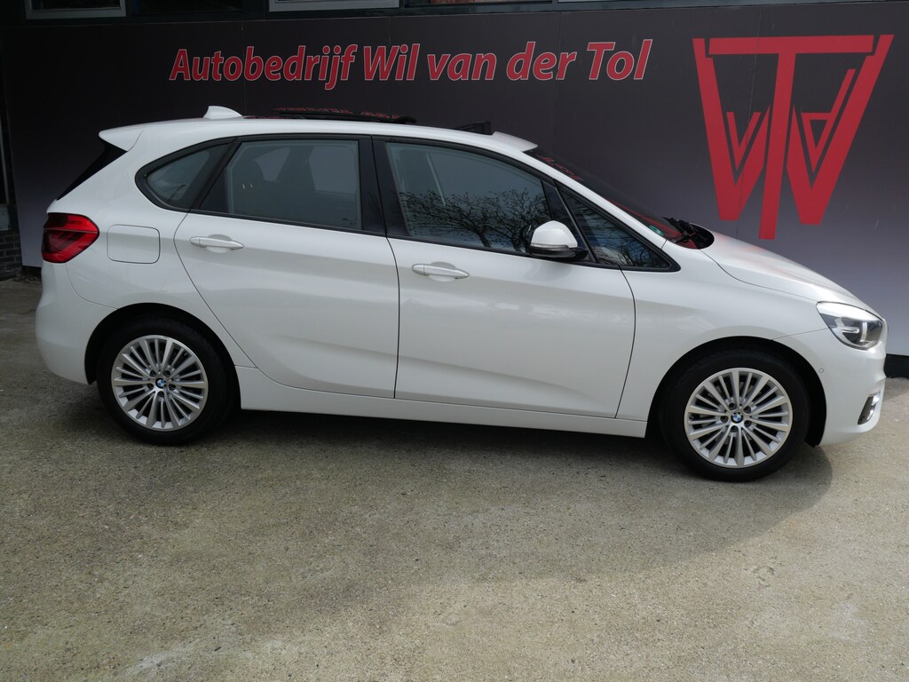 BMW 2-Serie Active Tourer 220i LUXURY | AUTOMAAT | PANORAMA | LEER | CAMERA | NAVIGATIE | 192 PK!!