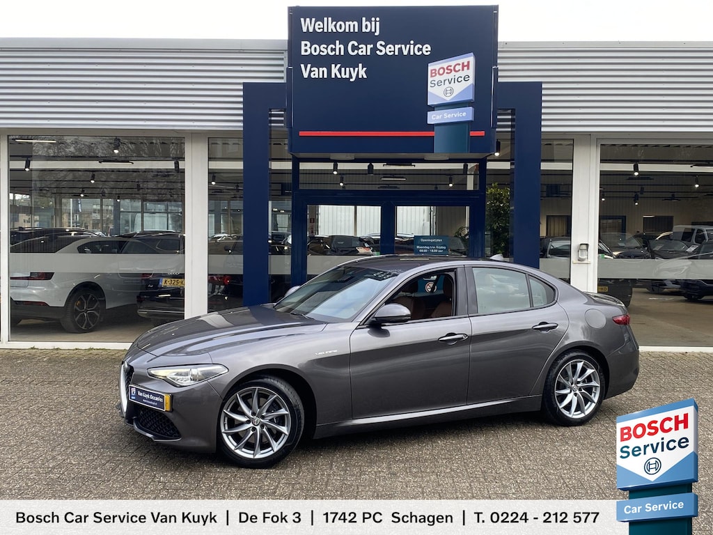 Alfa Romeo Giulia 2.0 T Q4 AWD Veloce / 280 Pk / NL-Auto / 1e-Eigenaar / Vol-Leder / Stuur-/Stoelverwarming / Elektr.-Stoelen met Geheugen / Flippers / Cruise-Control / Climate-Control / DAB Radio-Bluetooth / Navi / PDC V+A / 18'' LMV / Inclusief Winterset! / ENZ.