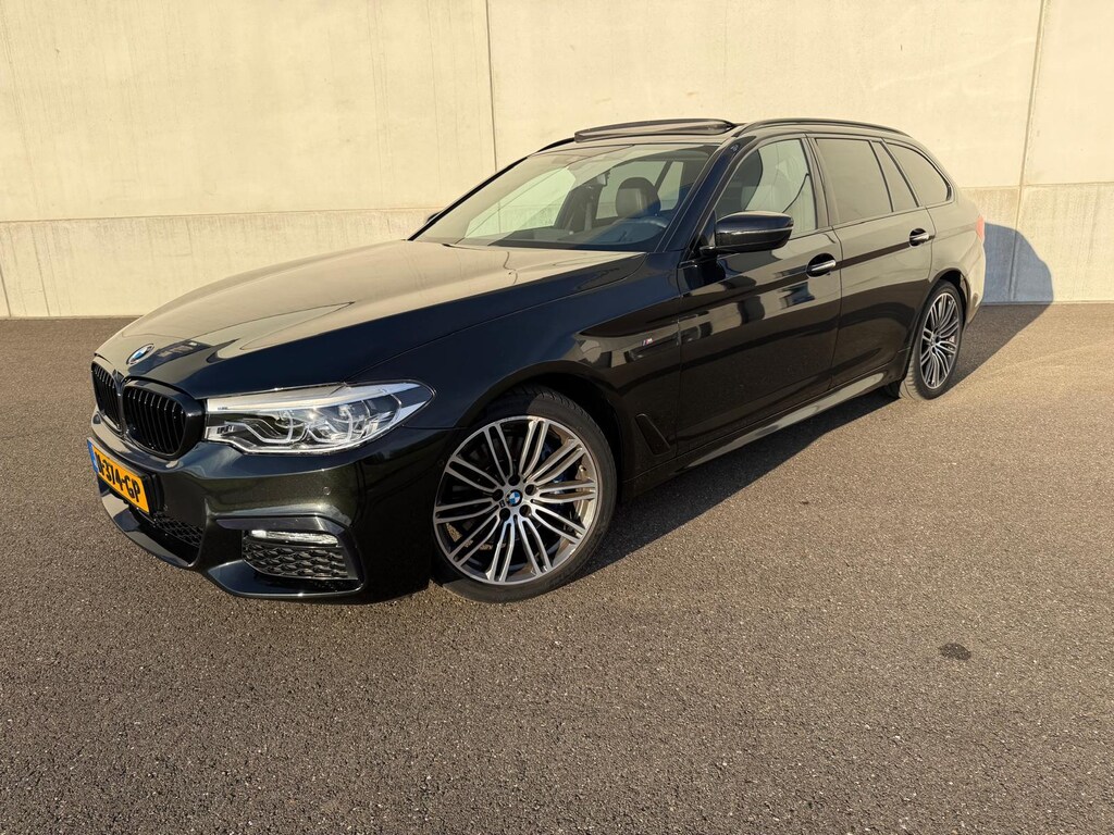BMW 5-Serie Touring 530i High Executive LED PANO ACC CARPLAY CAMERA LANE ASSIST HUD LEDER