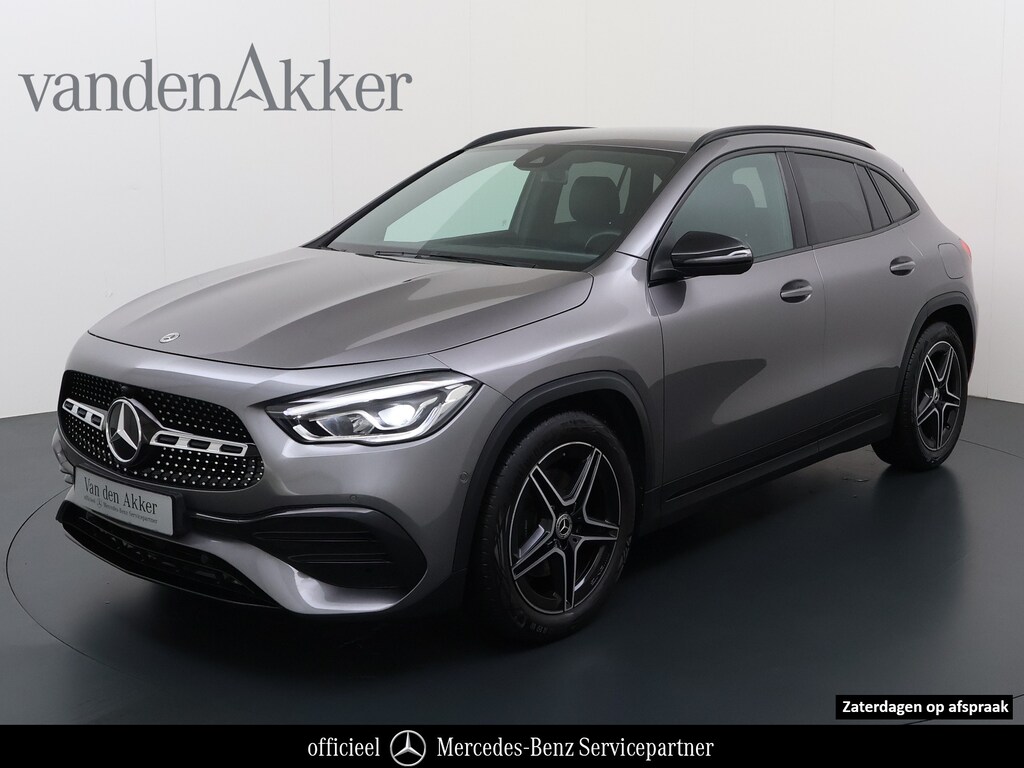 Mercedes-Benz GLA 180 AMG // Night pakket // Camera // Elek. Achterklep // Sfeerverlichting // 19" AMG Velgen // LED