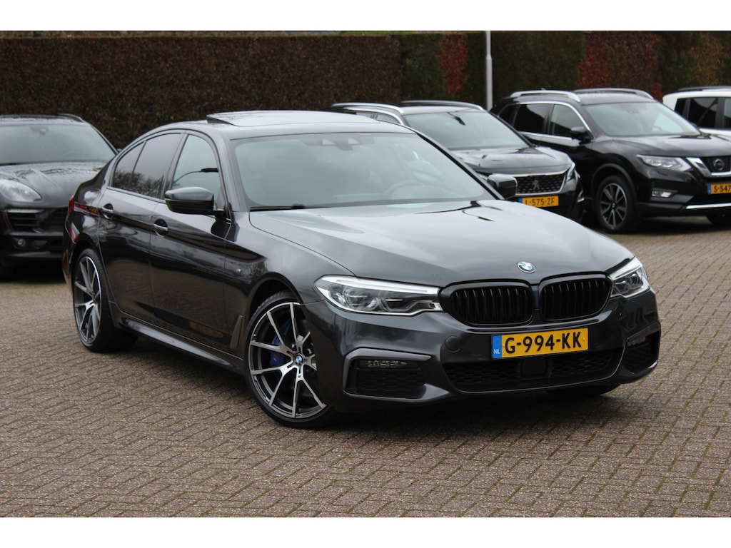 BMW 5-Serie 540i High Exe. M Sport / Trekhaak / Schuifdak / Camera / Leder / Keyless / 20'' / Stoelventilatie+Verwarming / Stuurverwarming / Dodehoek / DAB / ACC