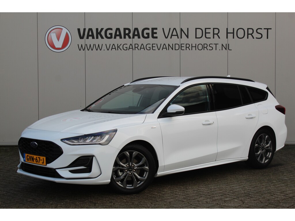 Ford Focus Wagon 1.0-125pk EcoBoost Mild-Hybrid ST-Line. In nieuwstaat ! Slechts 3.850km ! Autm. airco dual, camera, pdc v+a, adaptieve cruise cntrl, side- en lane assist, LED verlichting, stoel-, stuur- en voorraamverw., LM wielen, navigatie, telefoonvoorb. etc.