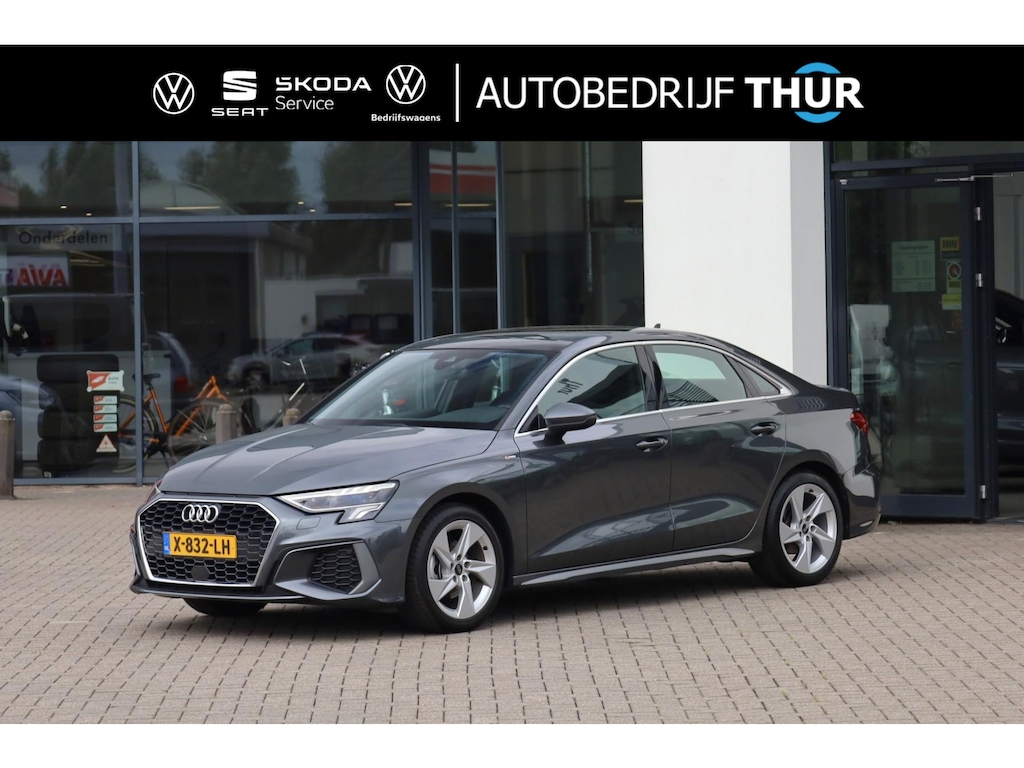Audi A3 Limousine 30 TFSI S edition 110PK / 81kW DSG, Panoramadak, verwarmbare voorstoelen, S-Line in- en exterieur, trekhaak, Apple Carplay & Android Auto, half lederen bekleding, LED verlichting met dynamische richtingaanwijzers, digital cockpit pro, navigatie, keyless go & entry, elektrisch verstel- en verwarmbare buitenspiegels, adaptieve cruise control (acc), airco, draadloze telefoonlader