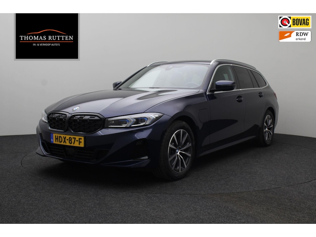 BMW 3-Serie Touring 320e 2023 | Connected Services | Carplay | DAB Radio | Stuurverwarming | Adaptive Cruise Control | Boekjes | Keyless 2 Sleutels | Elektrische Trekhaak & Achterklep | Navigatie | Stuurwiel Bediening