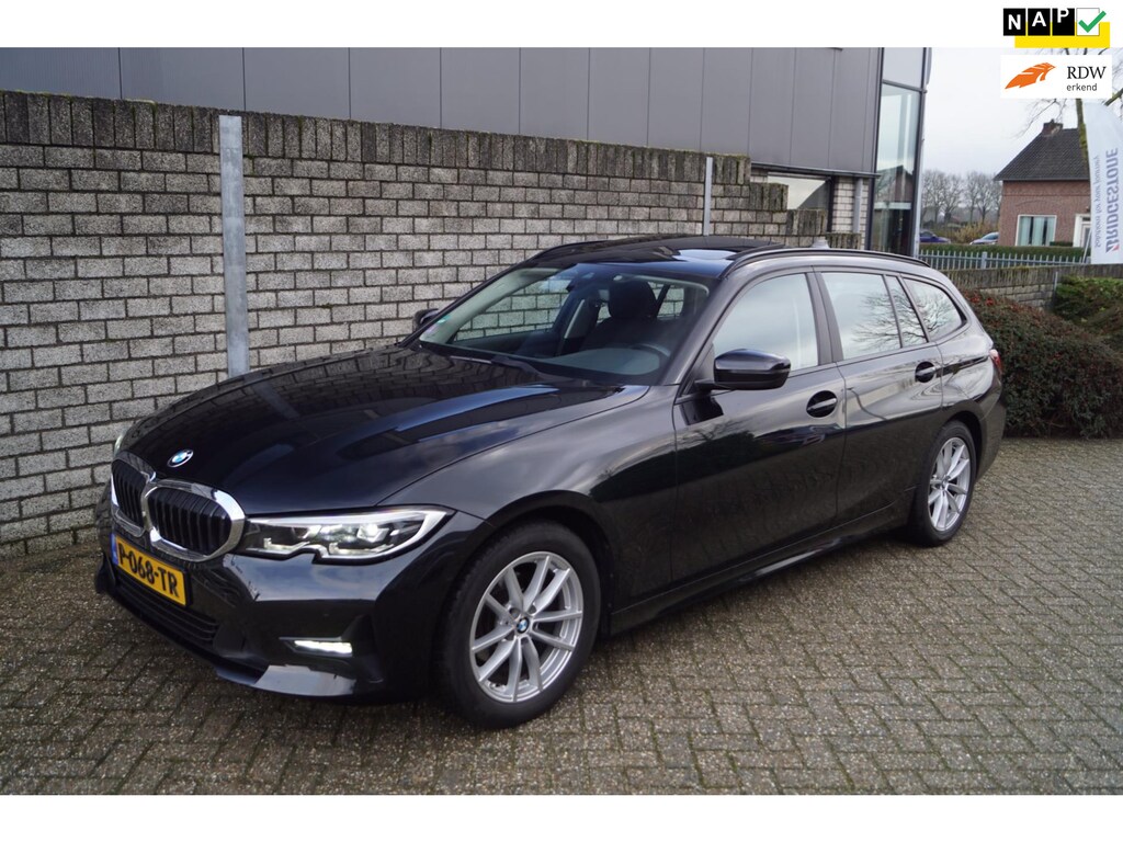 BMW 3-Serie Touring 318i Business Edition Autom 156PK 4 Cilinder Panodak Navi Camera Clima Stoelverw 2x PDC LMV Trekh ENZ.
