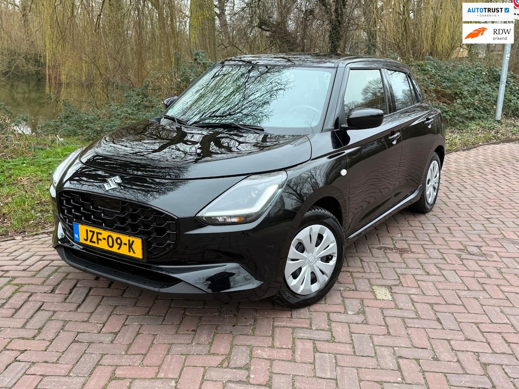 Suzuki Swift 1.2 Comfort Smart Hybrid 6 X Suzuki SWIFT 1Eig. 3100 km b.j.1-2025 Carplay ,Camera