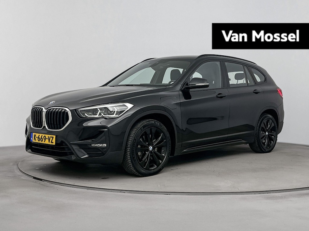 BMW X1 xDrive25e High Executive 220PK | Automaat | Head-Up Display | Navigatie | Zwart Lederen Bekleding | Stoelverwarming | Elektrische Achterklep | Zwarte Velgen