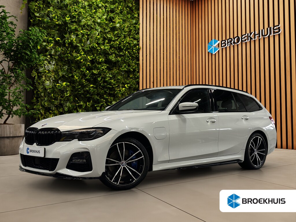 BMW 3-Serie Touring 330e xDrive | Achteruitrijcamera | Apple Carplay/Android Auto|telefoonintegratie premium | Audio installatie premium
