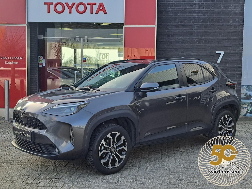 Toyota Yaris Cross 1.5 Hybrid 115 First Edition APPLE/ANDROID STOEL/STUURVERWARMING NAVI AD-CRUISE PRIVACY-GLASS 17"LM-VELGEN