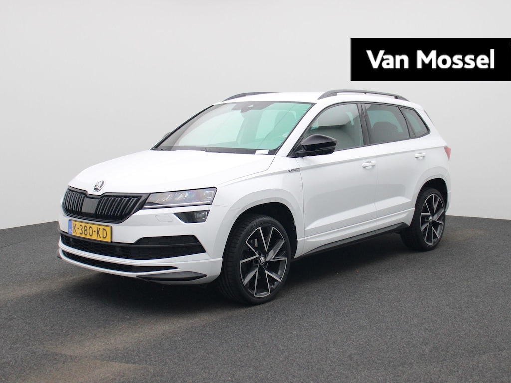 Skoda Karoq 1.5 TSI ACT Sportline Business 150 PK | Automaat | Trekhaak | LED Koplampen | Climate Control | Navigatie | Apple Carplay/Android Auto | Stoel + Stuurverwarming | Adaptive Cruise Control | Privacy Glass | Achteruitrijcamera | Virtual Dashboard | Parkeersensoren | Lichtmetalen velgen |