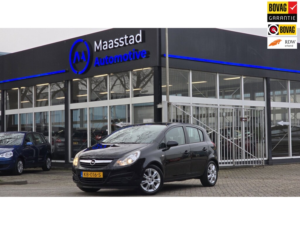 Opel Corsa 1.4-16V Sport uitvoering in nette staat