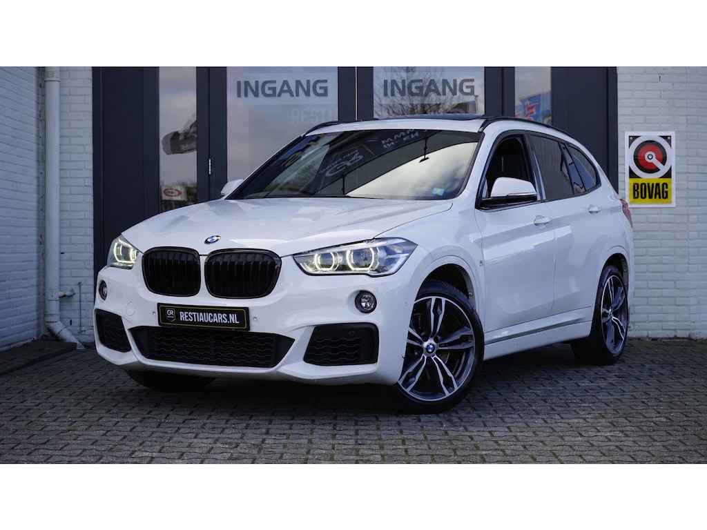 BMW X1 SDrive20i M Sport Shadowline CAMERA-CLIMA-CRUISE-FULL LED-HEADUP-LEDER-NAVIGATIE-PANORAMA-STOELVERWARMING-TREKHAAK