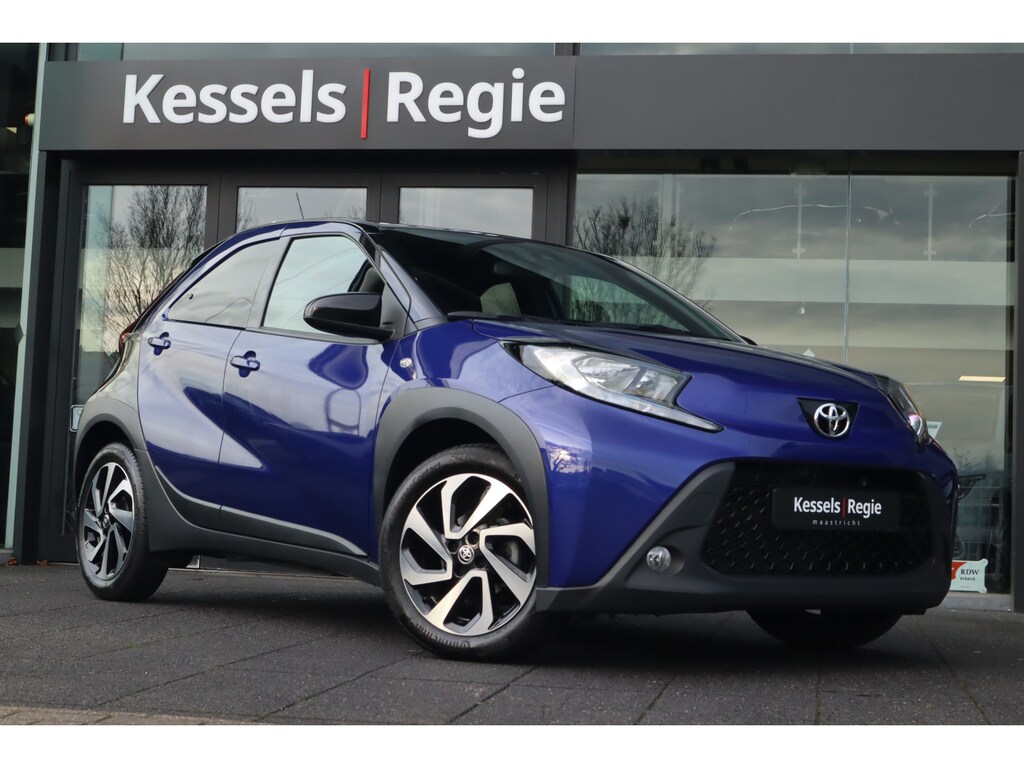 Toyota Aygo X 1.0 VVT-i Bi-Tone | Adaptive | Stoelverwarming | Camera | CarPlay | 17” | DAB