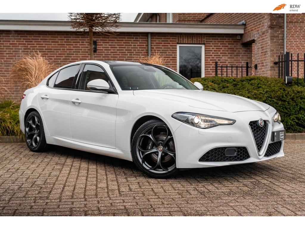 Alfa Romeo Giulia 2.0T Super 200 PK Aut. Pano Keyless Half/Leder Xenon 19''