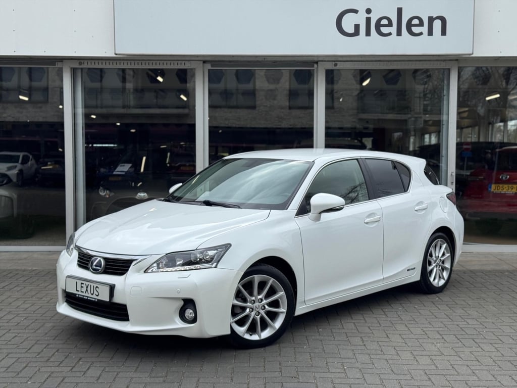 Lexus CT 200h | Parelmoer wit, Parkeersensoren voor + achter, Stoelverwarming, Climate control, Cruise control, Licht + Regensensor