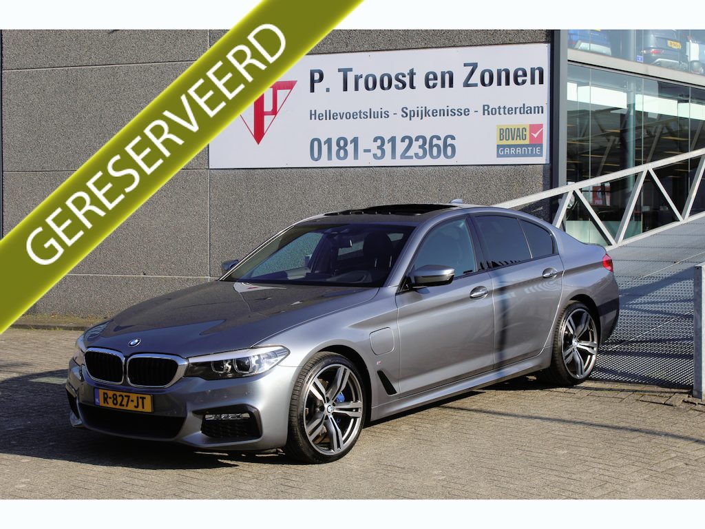 BMW 5-Serie 530e iPerformance Executive M-Sport Panoramadak/Head-Up Display/Apple carplay/Sfeerverlichting/Navigatie/Achteruitrijcamera/Stoelverwarming/Parkeersensoren Voor+Achter/Cruise Control/Sport Stoelen/Voorstoelen Elektrisch/Elektrische achterklep