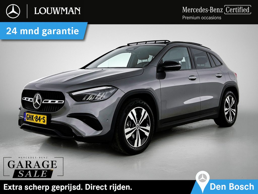 Mercedes-Benz GLA 180 Luxury Line | Night pakket | Panorama schuifdak | Lederlook zwart Artico | Privacy Glass | Keyless Entry | Inclusief 24 maanden MB Certified garantie voor Europa. garage-sale