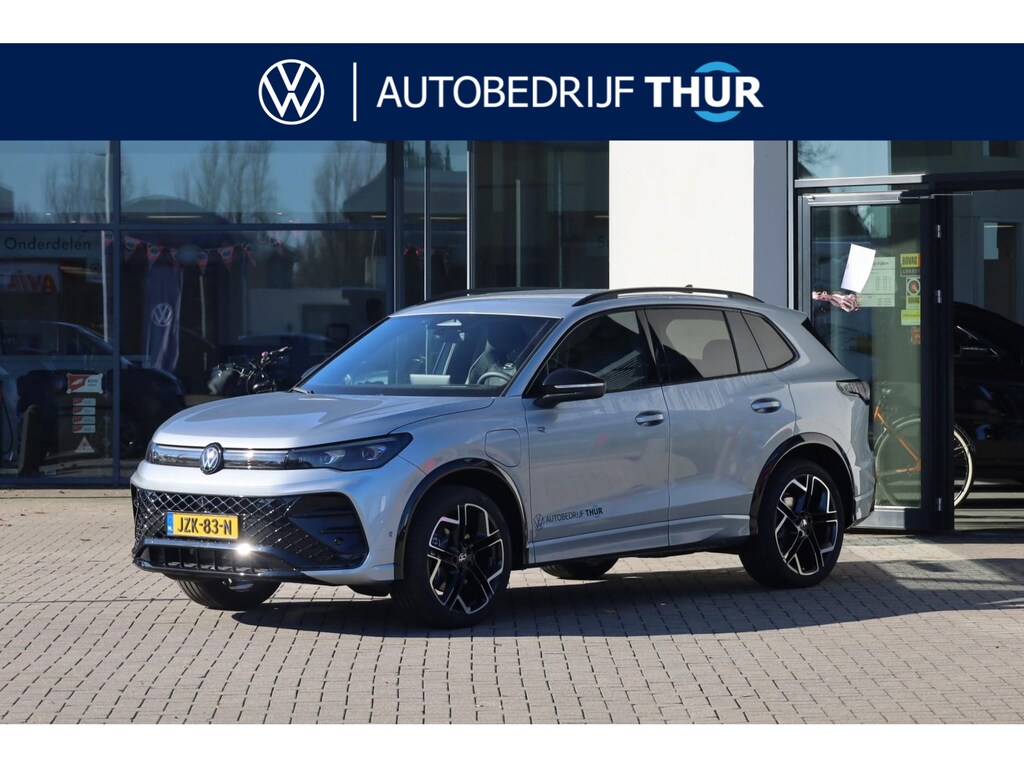 Volkswagen Tiguan 1.5 eHybrid R-Line Edition 204PK / 150kW DSG, Demonstratie voertuig (beschikbaar per 1 september 2026), dodehoekdetectie (side assist), rondomzichcamera (area view), parkeersensoren voor en achter (pdc), navigatie, Apple Carplay / Android Auto, draadloos telefoon laden, voorstoelen verwarmbaar, stuurwiel verwarmbaar, elektrisch verstel-, verwarm- en inklapbare buitenspiegels, digital cockpit, elektrisch wegklapbare trekhaak, keyless start & entry, ErgoActive stoelen met massagefunctie, adaptieve cruise control (acc), sfeerverlichting, 20" 'York' LMV etc.
