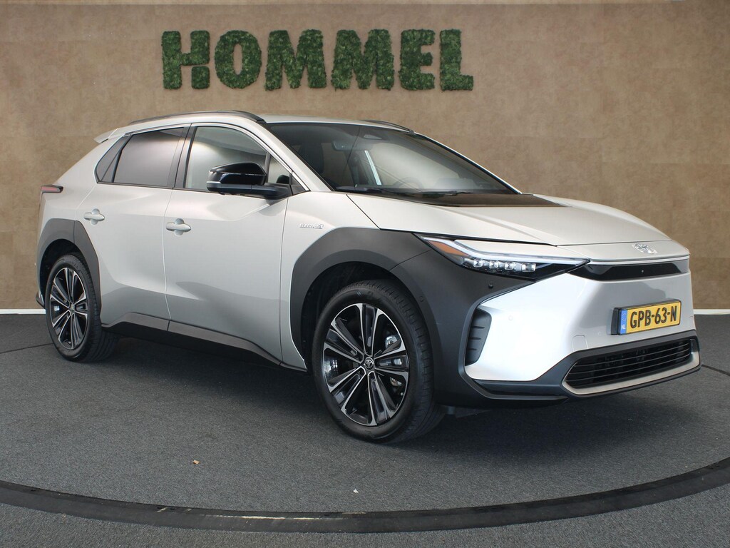 Toyota BZ4X Premium 71 kWh - ORIGINEEL NEDERLANDSE AUTO - STOELVERWARMING VOOR EN ACHTER - ELEKTRISCHE ACHTERKLEP - MEMORY SEATS - STOELVENTILATIE VOORZIJDE - JBL PREMIUM AUDIO - STUURVERWARMING - DODEHOEKDETECTIE - NAVIGATIE - 360 GRADEN CAMERA