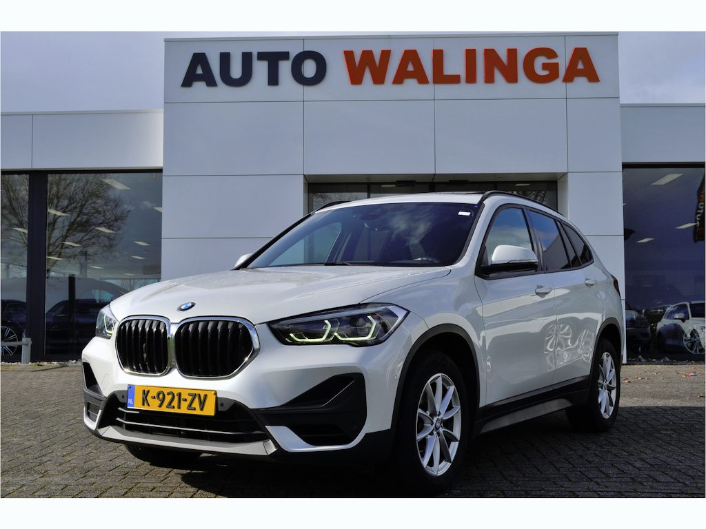 BMW X1 sDrive20i 180pk Automaat | Panoramdak | Carplay | Head Up | Achteruitrij camera |Stoelverwarming | Dealer Metallic Lak