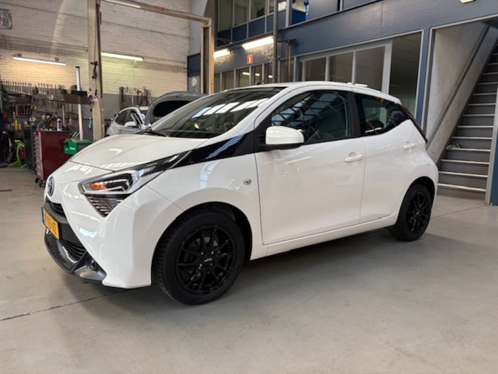 Toyota Aygo 1.0 VVT-i 72pk 5D x-play | Apple carplay / Android auto | LM Velgen | Camera | Airco | All season banden | NAP | Rijklaar prijs!