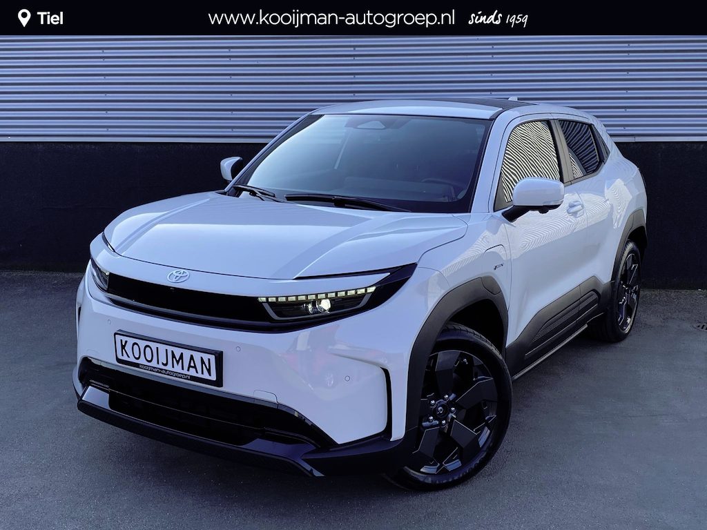 Toyota Urban Cruiser Executive 61 kWh Nieuw! uit voorraad leverbaar inclusief 2500,- inruilpremie  Panoramadak, 360° camera, navigatie, parkeersensoren, draadloze telefoonlader, stoel- & stuurverwarming