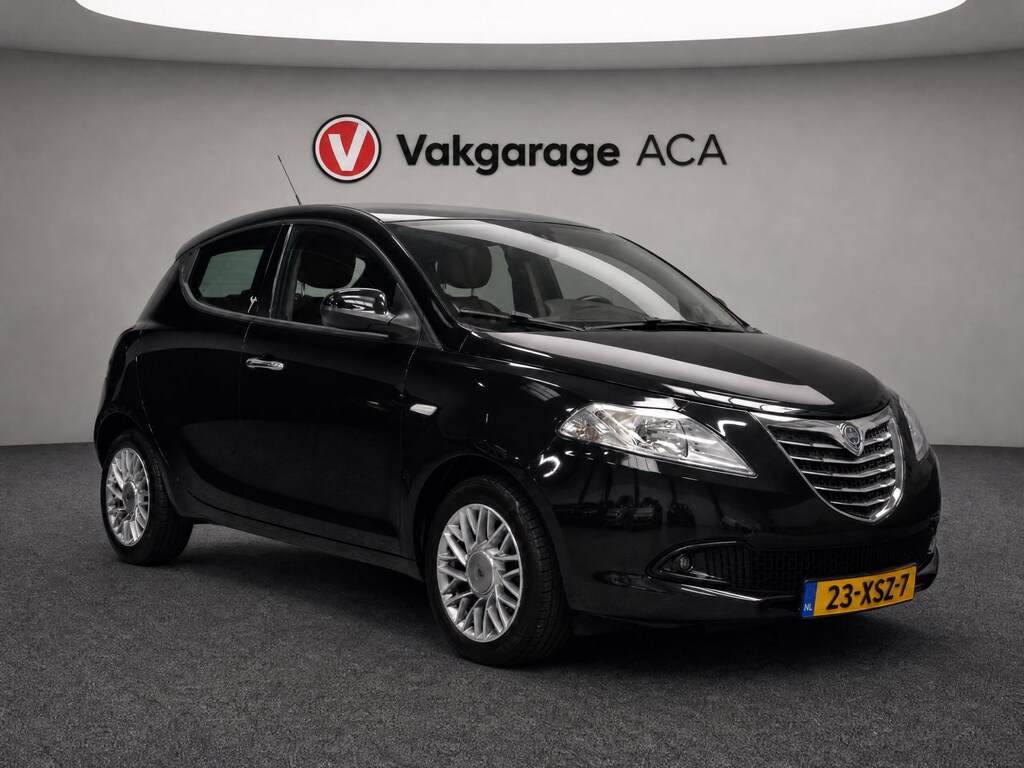 Lancia Ypsilon 1.2 Black & Red