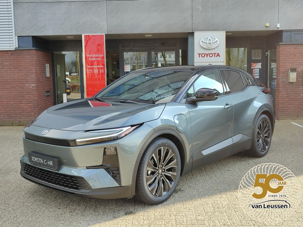 Toyota C-HR / C-HR+ EXECUTIVE AWD 77KWH NIEUW DIRECT LEVERBAAR! PANODAK JBL-AUDIO 20'' LM-VELGEN STOEL/STUURVERW 360° CAMERA LEER EL-STOEL BLIND SPOT NAVI