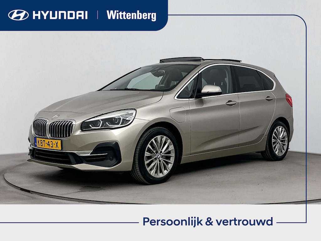 BMW 2-Serie Active Tourer 225xe iPERFORMANCE HIGH EXECUTIVE | SCHUIF/KANTEL DAK | NAVI | CRUISE | CLIMA  | CAMERA | LEDER | PDC | ELEKTRISCHE ACHTERKLEP | HARMAN KARDON | HYBRID | AUTOMAAT |