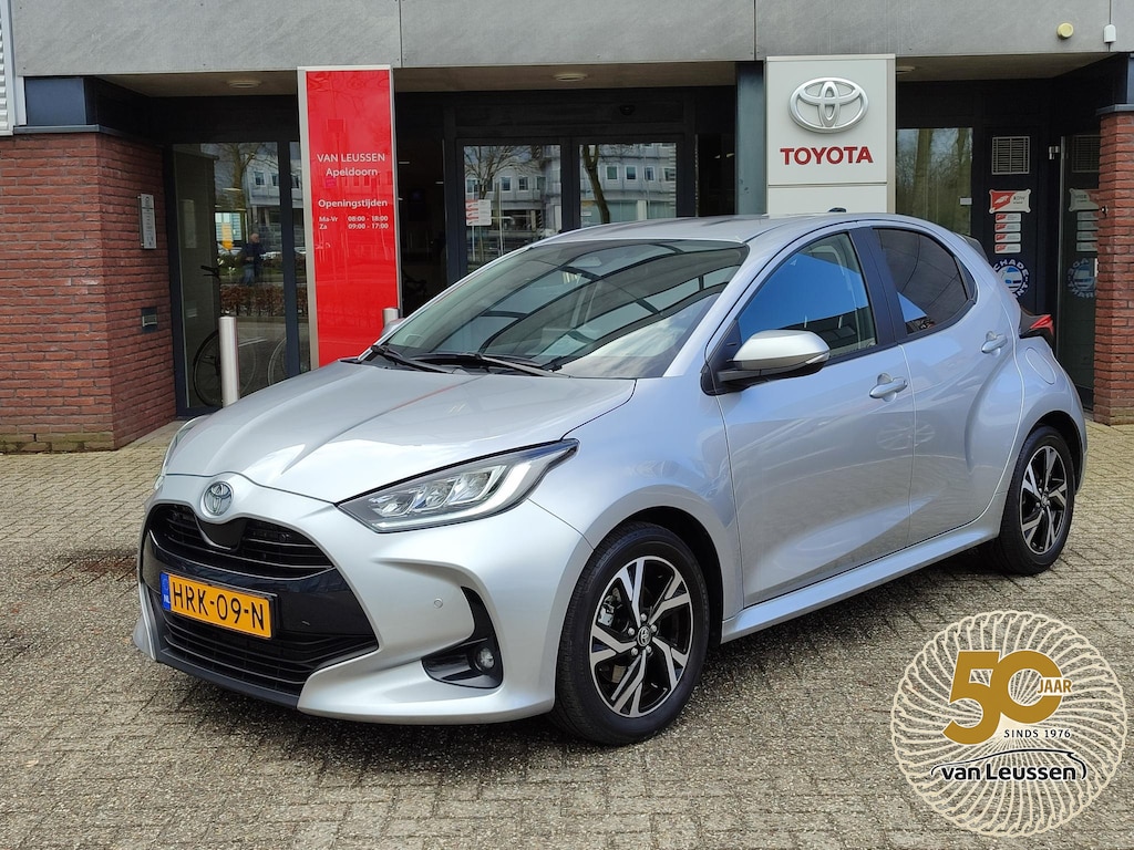 Toyota Yaris 1.5 Hybrid 115 DYNAMIC NL-AUTO STOEL/STUURVERW BLIND SPOT PARK-SENSOREN NAVI CAMERA CLIMA AD-CRUISE APPLE/ANDROID KEYLESS 16'' LM-VELGEN