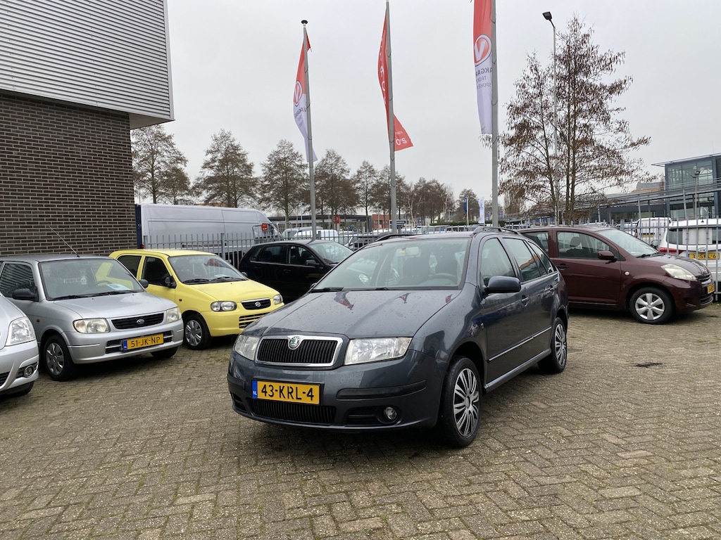 Skoda Fabia Combi 1.2-12V Ambiente,Airco,Cruisecontrol,Bleutooth,Trekhaak,Elektrischpakket,Achteruitrijsensoren,Radio cd met Usb Ipod Aansluiting